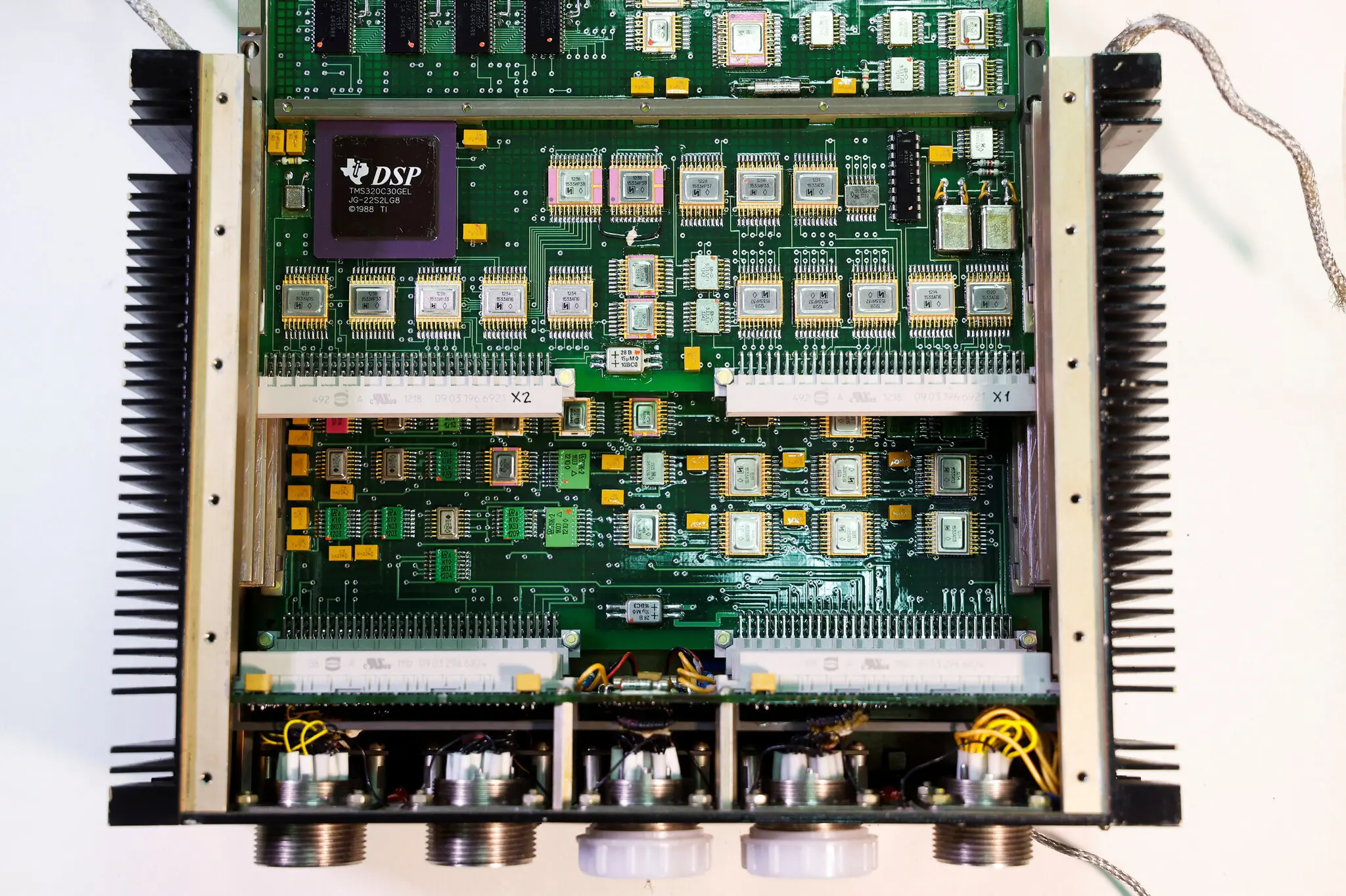 Мікросхема Texas Instruments на друкованій платі, знайдена всередині російської ракети, яку зібрали на полі бою українські військові у 2022 році